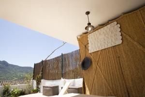 a wall with a sign on the side of a building at LA POSADA DE LA MUELA in Algodonales