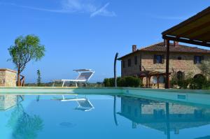 uma piscina em frente a uma casa em Podere Molinaccio em Panicale