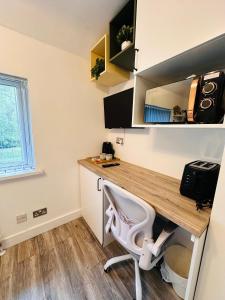Mały pokój z biurkiem i krzesłem w obiekcie -R4- Newly Renovated Private self contained Room in Birmingham Selly Oak w Birmingham