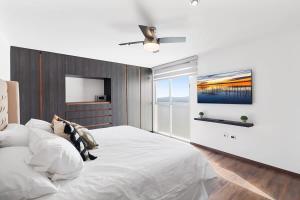 a bedroom with a large bed and a tv at MS Excelente Suite Alberca Milenio C32 in Querétaro