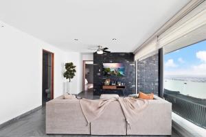 a living room with a couch and a large window at MS Excelente Suite Alberca Milenio C32 in Querétaro