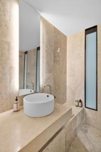 ein Badezimmer mit einer weißen Badewanne und einem Spiegel in der Unterkunft MS Espectacular Suite Terraza Cantalagua in Juriquilla
