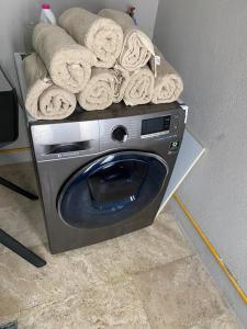 eine Waschmaschine mit Handtüchern darüber in der Unterkunft MS Espectacular Suite Terraza Cantalagua in Juriquilla
