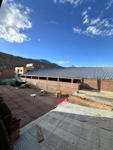 un bâtiment en construction avec un toit métallique dans l'établissement Departamento Amoblado Vista Externa, à Huánuco