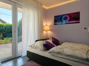 Schlafzimmer mit einem Bett und einer Glasschiebetür in der Unterkunft Charming apartment with Garden, Free Parking near Basel, Airport, Ger'many, France, in Saint-Louis