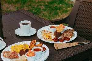 a table with two plates of food and a cup of coffee at Conceptos Campestre in Huehuetenango