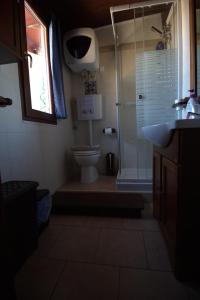 La salle de bains est pourvue d'une douche, de toilettes et d'un lavabo. dans l'établissement la terrazza, à Quartu SantʼElena