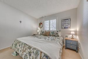 a bedroom with a bed and a window at Alto Townhome with Deck Near Ski Apache! in Alto