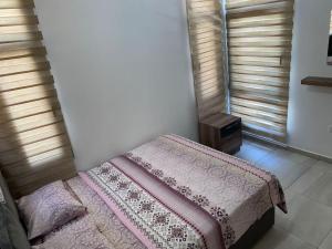Postel nebo postele na pokoji v ubytování Girne/Zeytinlik 2+1 muhteşem teraslı daire