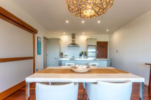 Kuchyň nebo kuchyňský kout v ubytování The Sands - Apartment 19 - Stay Waiheke
