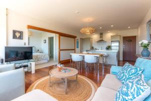 uma sala de estar com um sofá e uma mesa em The Sands - Apartment 19 em Onetangi