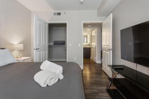 1 dormitorio con 1 cama y TV de pantalla plana en Cute Santa Monica Apartment with Pool en Los Ángeles