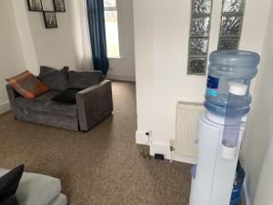 ein Wohnzimmer mit einem Sofa und einem großen Wasserbehälter in der Unterkunft Double bedroom in Portsmouth