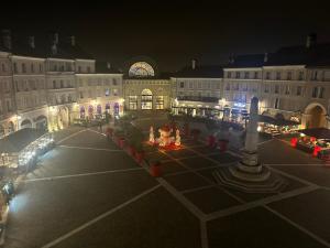 Blick auf ein Gebäude in der Nacht mit Lichtern in der Unterkunft La Serrisienne 7 - Val d'Europe - Disneyland Paris - 6 à 8 Personnes in Serris