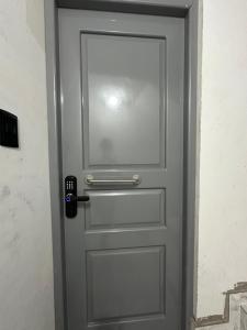 Una puerta gris con una ventana. en Departamento Amoblado Vista Externa, en Huánuco