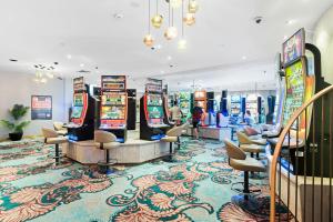 un casino avec un bouquet de jeux vidéo dans l'établissement Morayfield Tavern, à Morayfield