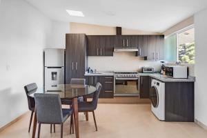 a kitchen with a table and chairs in a kitchen at MS Suite Ubicadisima Comodidad Homeoffice A33 in Casa Blanca La Corregidora