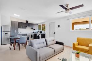 a living room with a couch and a table at MS Suite Ubicadisima Comodidad Homeoffice A33 in Casa Blanca La Corregidora