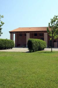 un edificio con un patio de césped delante de él en Agriturismo B&B Il Girasole, en Oriago Di Mira