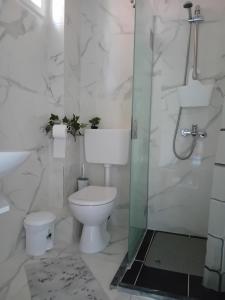 Ванная комната в Nikolas Apartments