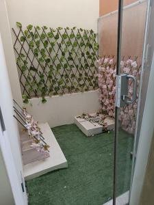 Studio Arenas في أريكيبا: دش مع الزهور الزهرية على الحائط