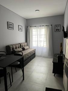 una sala de estar con un sofá y una mesa en Departamentos Oliver, en Santa Rosa