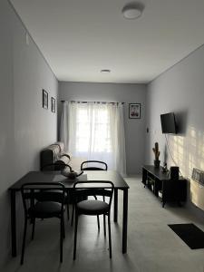 Una sala de estar con mesa de comedor y sillas. en Departamentos Oliver, en Santa Rosa 5 fotos más