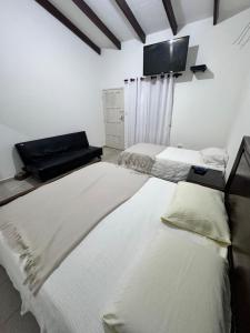 Tempat tidur dalam kamar di Acogedor independiente-Casa JH B