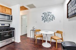 a kitchen with a table and chairs in a room at Pao and Pui in Kenner