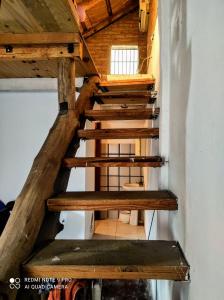 San Pabloにあるmundo Nuevo Paradorの木製の踏み板が付いた小さな家の階段