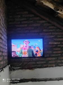 San Pabloにあるmundo Nuevo Paradorのレンガの壁にテレビ画面が付いたテレビ +14枚の写真
