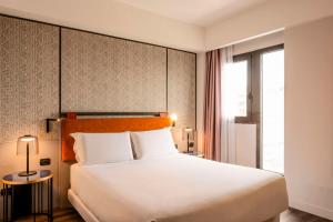 A bed or beds in a room at NH Catania Centro