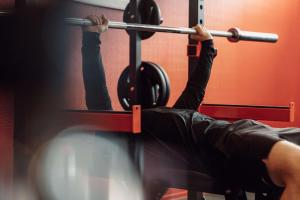 a man is on a barbell in a gym at Best Western Tingvold Park Hotel in Steinkjer