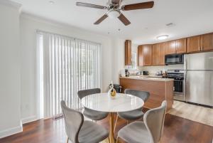 Dapur atau dapur kecil di Charming City Loft - Unit A