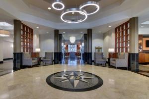 um lobby com uma estrela no chão em Drury Inn & Suites Meridian em Meridian