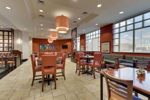 ห้องอาหารหรือที่รับประทานอาหารของ Drury Inn & Suites Meridian