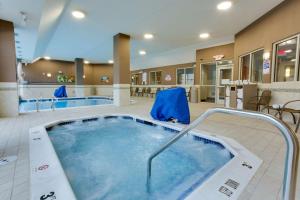 uma banheira de hidromassagem num hospital em Drury Inn & Suites Charlotte Arrowood em Charlotte