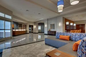 eine Lobby eines Krankenhauses mit einer Couch in der Unterkunft Drury Inn & Suites Iowa City Coralville in Coralville