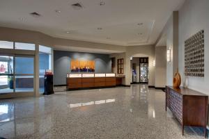 Drury Inn & Suites Iowa City Coralville في كورالفيل: لوبى كبير مع aasteryasteryasteryasteryasteryasteryasteryasteryasteryasteryasteryasteryasteryasteryasteryastry