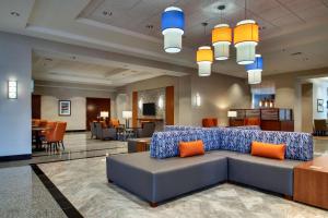 Posezení v ubytování Drury Inn & Suites Iowa City Coralville