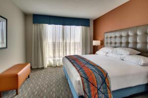um quarto de hotel com uma cama grande e uma janela em Drury Inn & Suites Iowa City Coralville em Coralville
