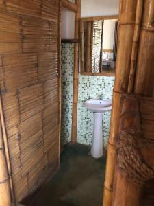 y baño con lavabo y aseo. en La Cabaña del Mar Vichayito, en Vichayito