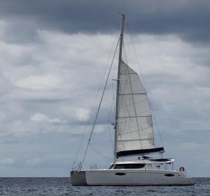 莱特鲁瓦西莱Catamaran baie des 3 ilets的阴天在海洋中的帆船