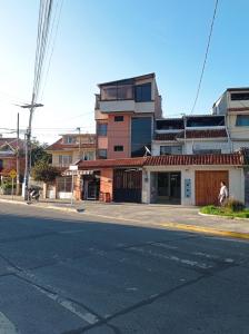 una calle vacía con un edificio en la esquina en DEPARTAMENTO completo cercano a muchos lugares en Huamboya