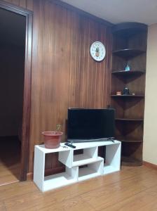 ein Wohnzimmer mit einem TV auf einem weißen Schrank in der Unterkunft DEPARTAMENTO completo cercano a muchos lugares in Huamboya