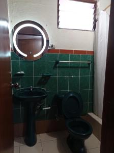 HuamboyaにあるDEPARTAMENTO completo cercano a muchos lugaresのバスルーム(黒いトイレ、シンク付)