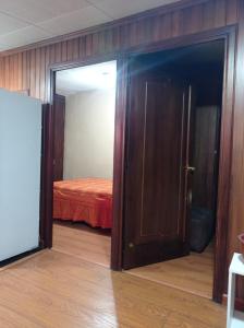 una puerta abierta a un dormitorio con cama en DEPARTAMENTO completo cercano a muchos lugares, en Huamboya