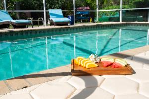 Πισίνα στο ή κοντά στο NEW! Waterfront Heated Pool Fishing Pier