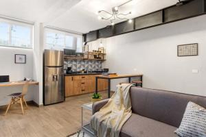 a living room with a couch and a kitchen at MS Luminosa Suite Arcos Hercules HD2 in Laborcillas