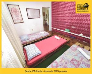 Una cama o camas en una habitación de Casa Amarela Blumenau Hospedagem Alternativa